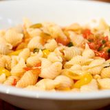 Conchiglioni mit kaltem Tomatensugo