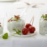 Gurkencreme mit Zucker-Pfeffer-Tomaten