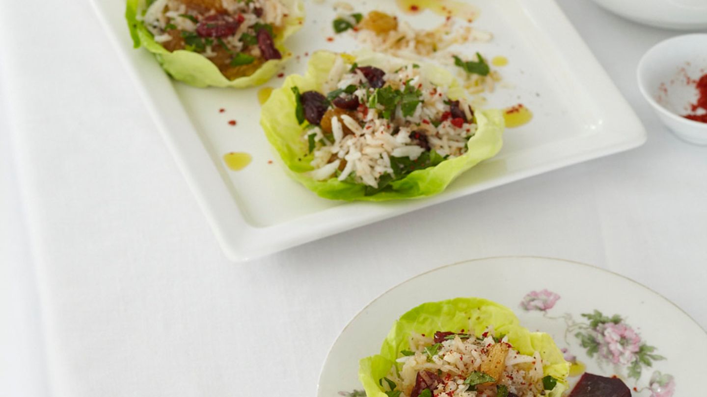 Kopfsalatblätter mit Reis und Rosinen Rezept