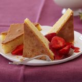 Weißer Schokokuchen mit Erdbeeren