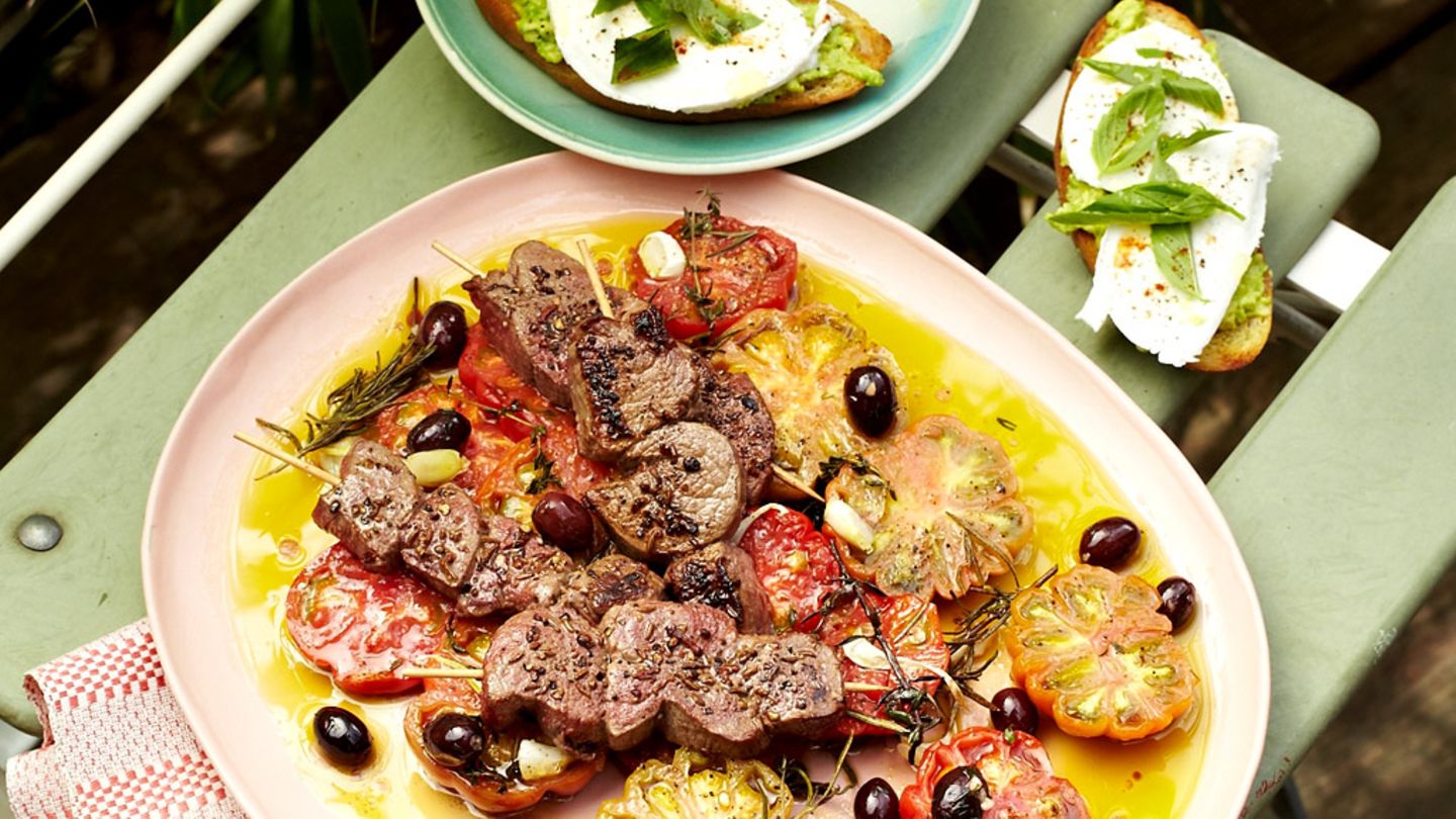 Rinderspieße auf Ofentomaten Rezept