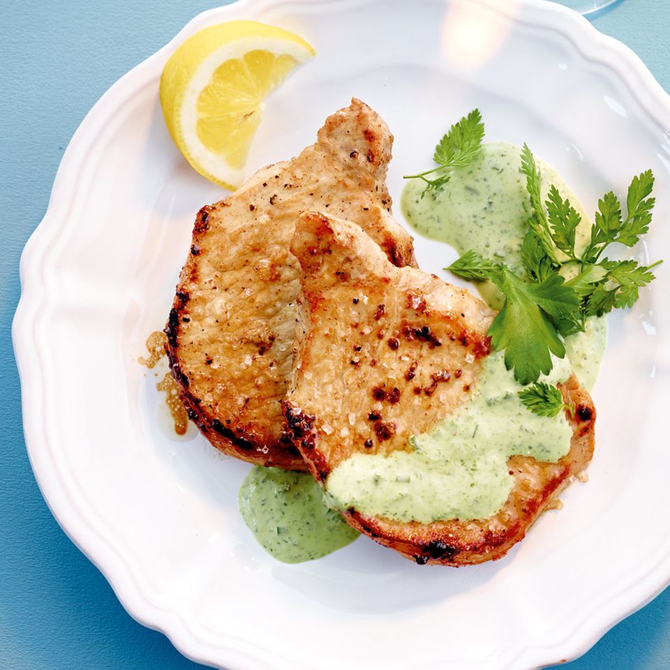 Schweineschnitzel Mit Gruner Sauce Rezept Essen Und Trinken