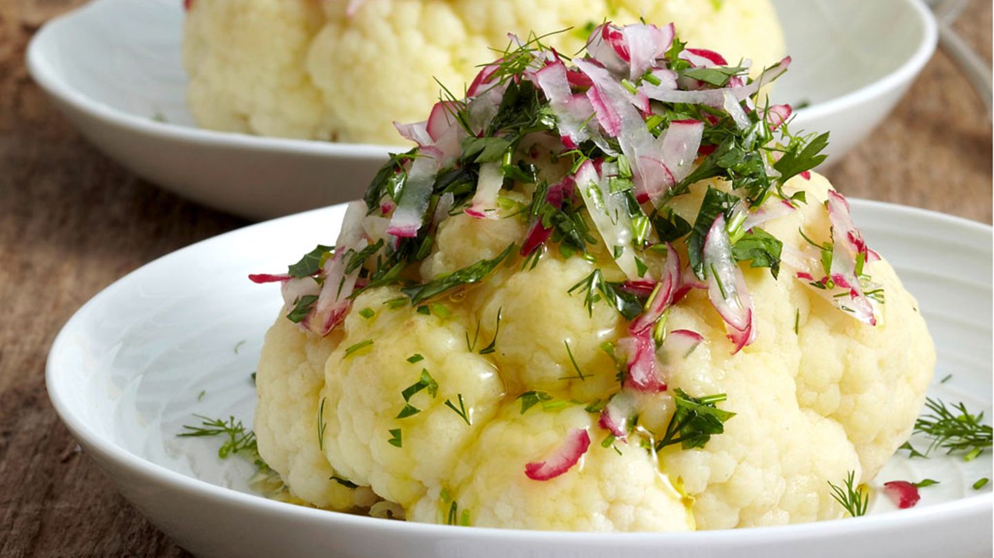 Blumenkohl mit Kräuter-Radieschen-Butter Rezept - [ESSEN UND TRINKEN]