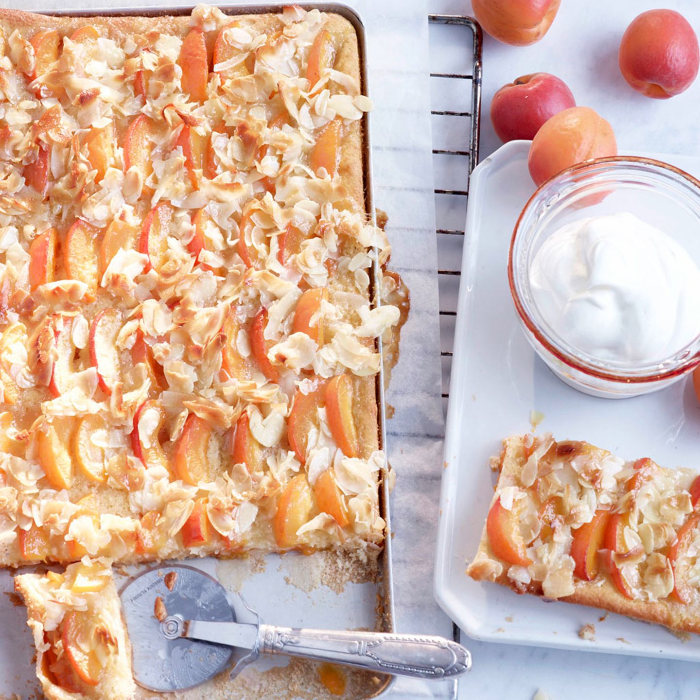 Aprikosenkuchen mit Kokos-Bienenstich-Guss