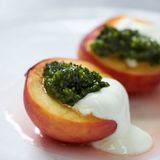 Gebackene Pfirsiche mit Pistazien-Basilikum-Pesto