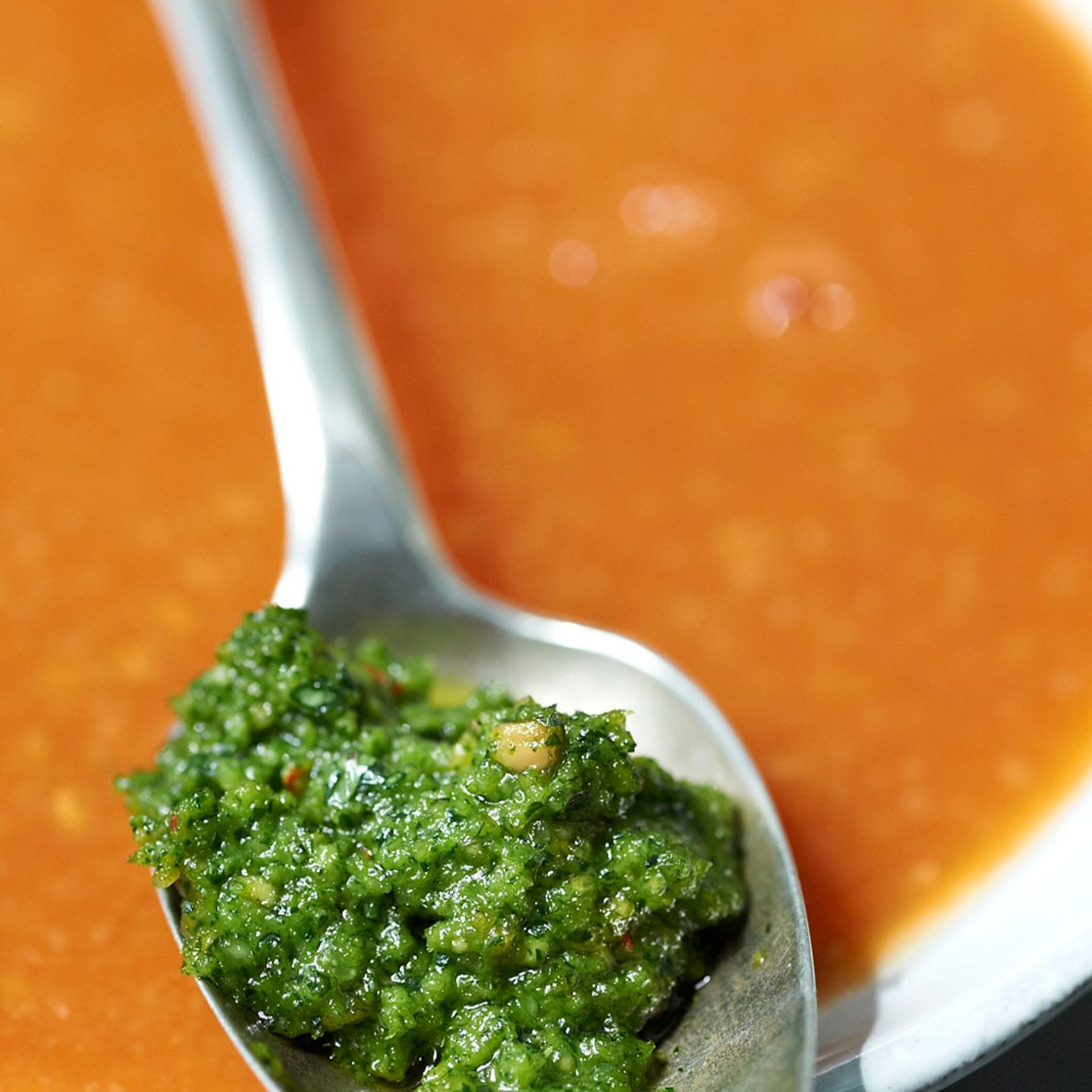 Tomatensuppe mit Thai-Pesto