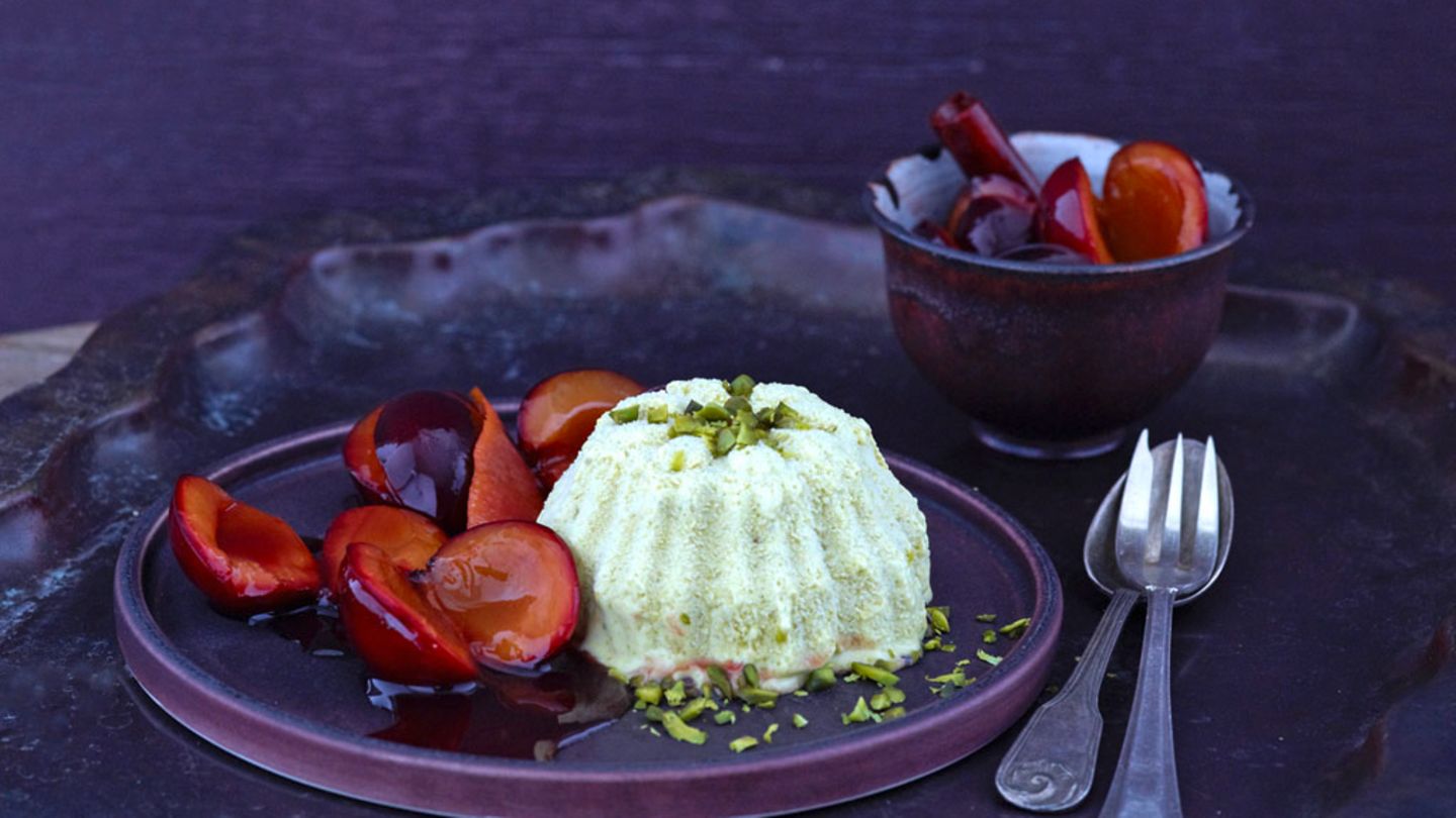 Portwein-Zwetschgen mit Pistazienparfait Rezept