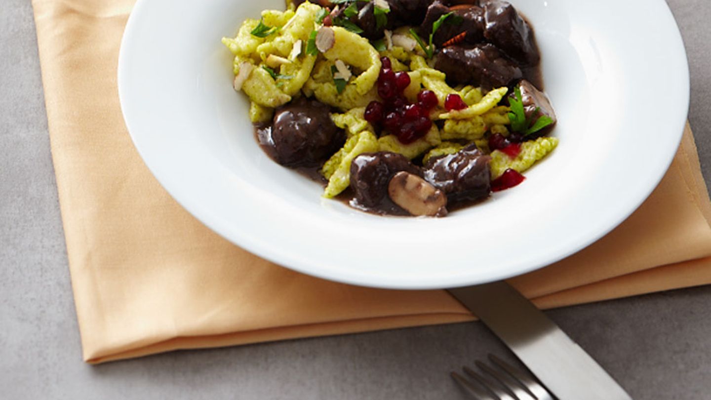 Rehragout mit Pistazienspätzle Rezept