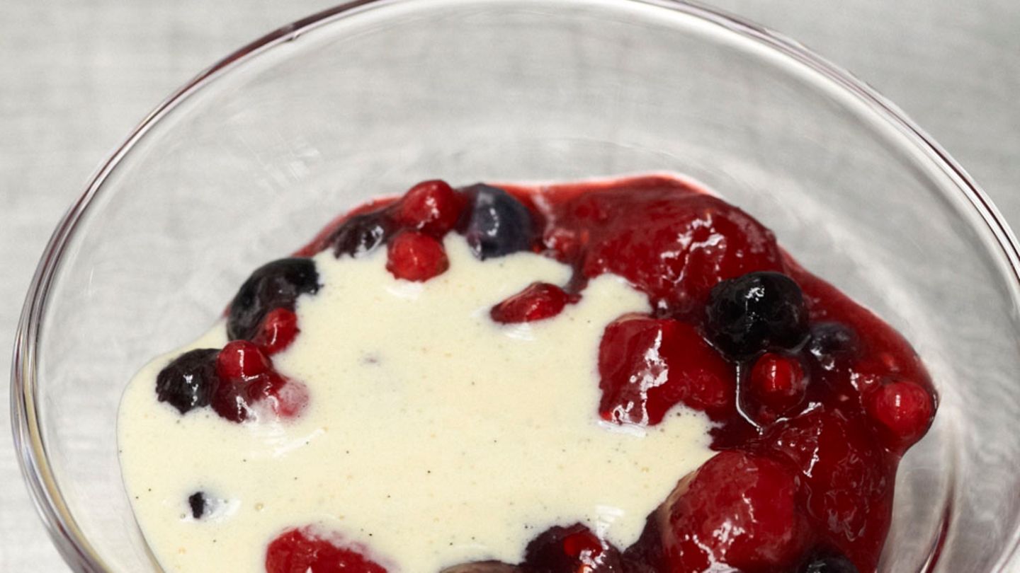 Zwetschgen- und Beerengrütze Rezept