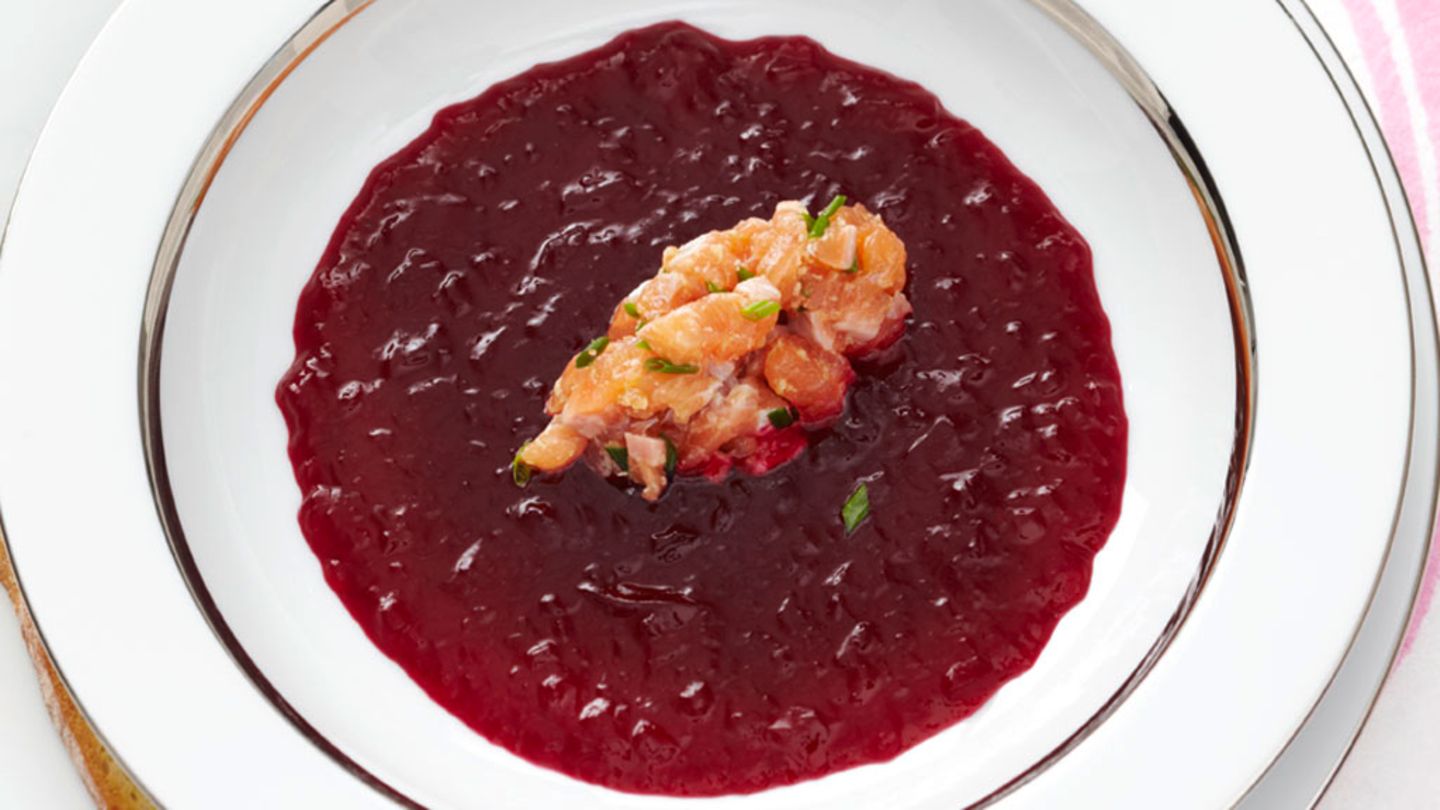 Gelierte Rote-Bete-Essenz mit Saiblingstatar Rezept
