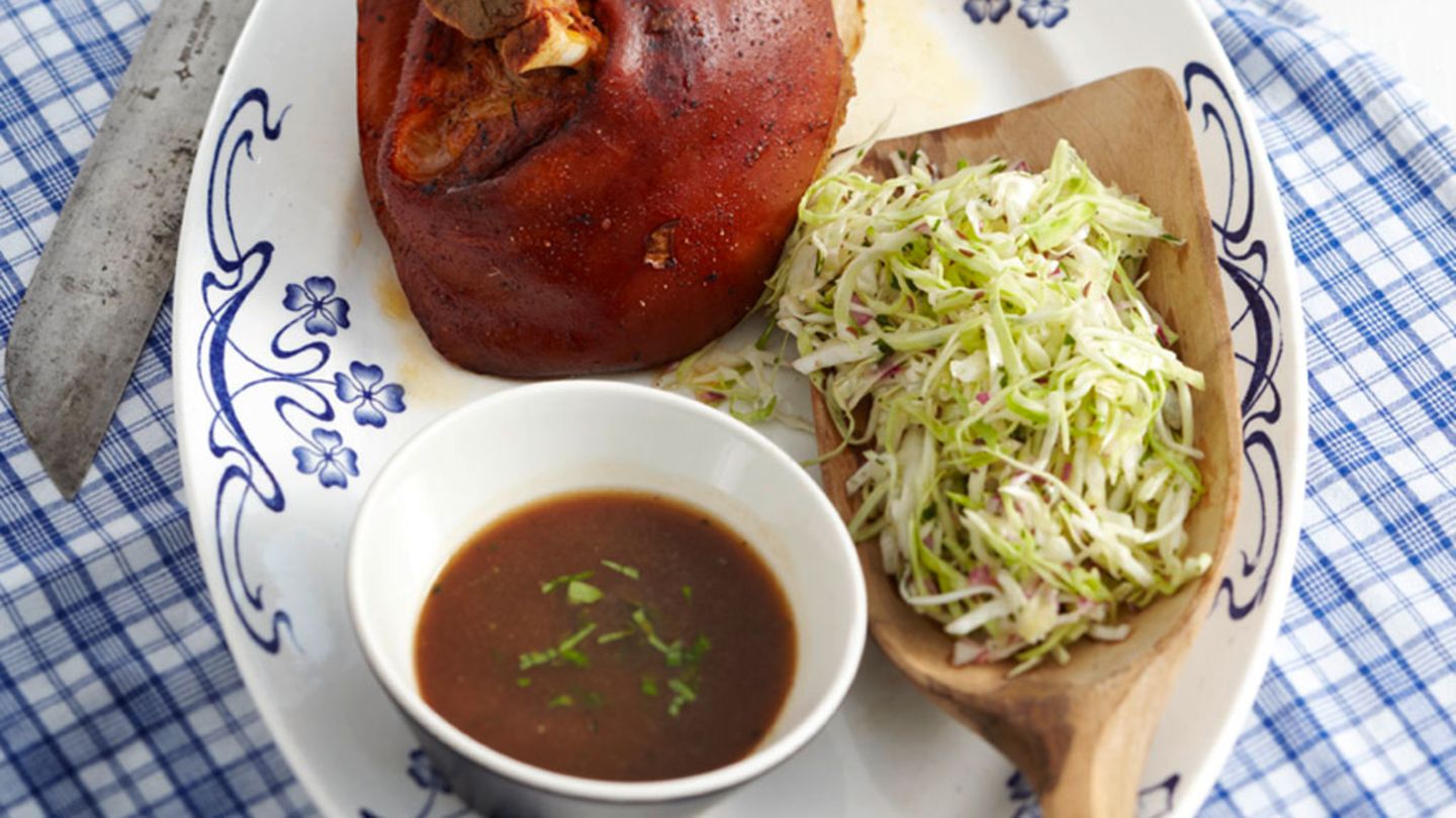 Schweinshaxe mit Krautsalat Rezept