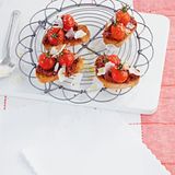 Crostini mit Tapenade-Grilltomate