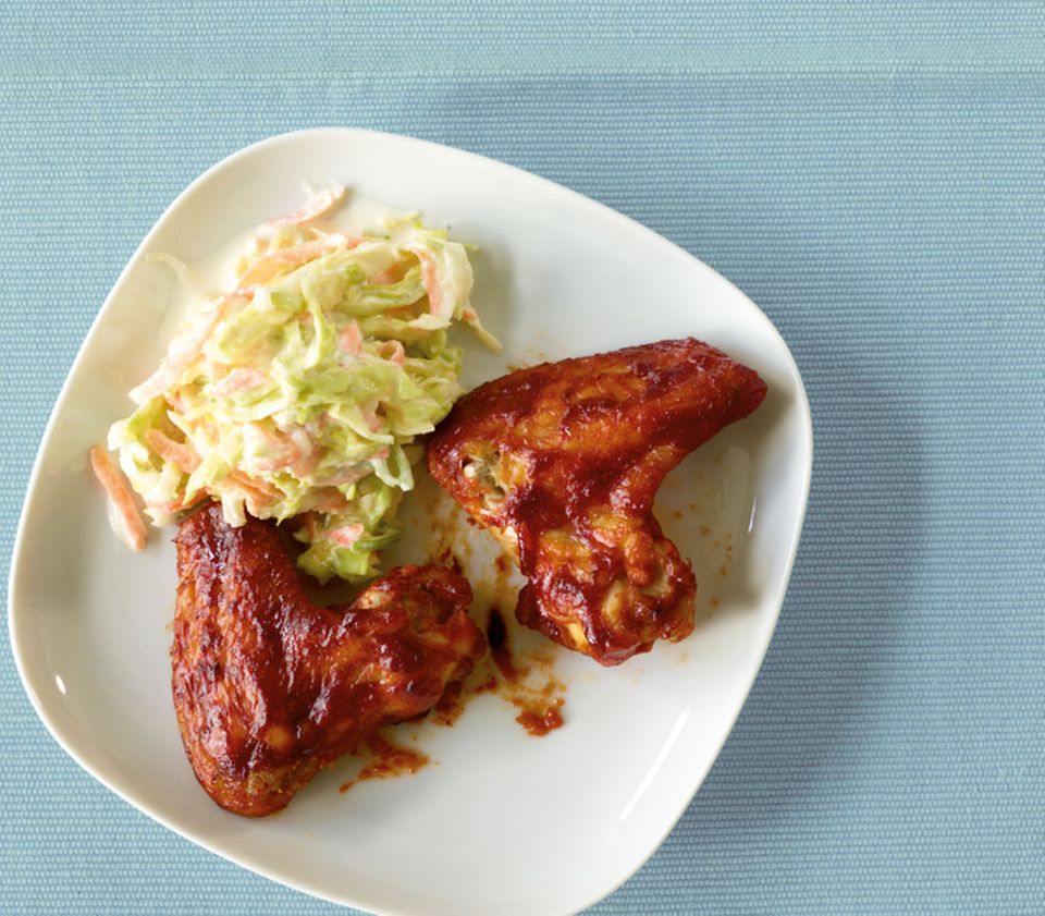 Dreamteam auf dem Teller: Coleslaw passt ausgezeichnet zu Chicken Wings Dreamteam auf dem Teller: Coleslaw passt ausgezeichnet zu Chicken Wings