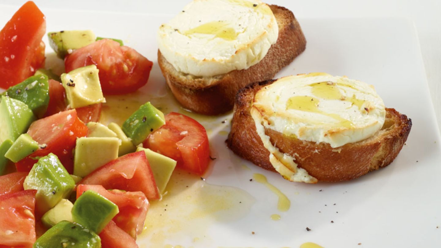 Ziegenkäse-Crostini mit Avocadosalat Rezept