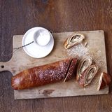 Beigel mit Walnussfüllung