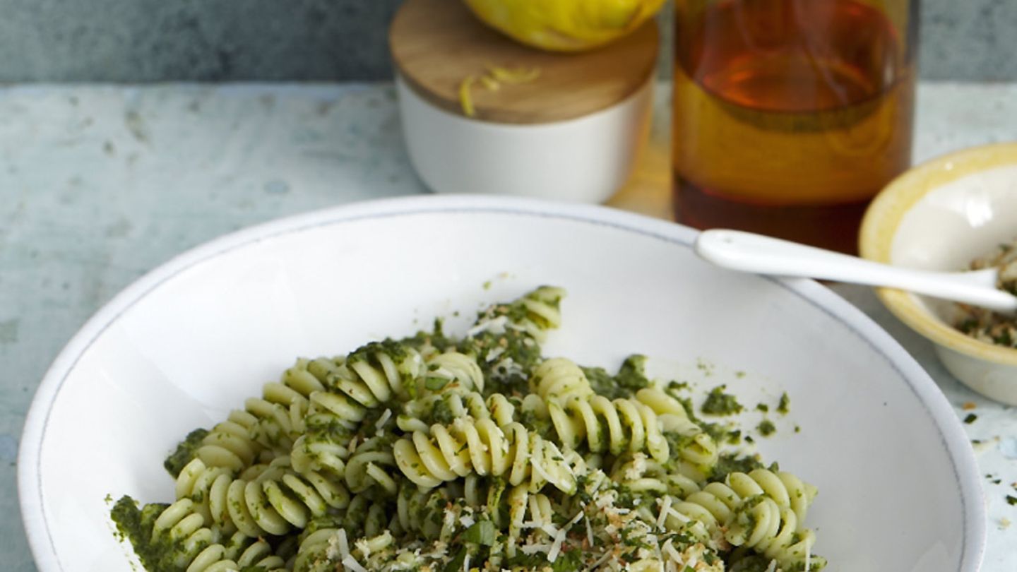 Spinat-Fusilli mit Zitronen-Bröseln Rezept