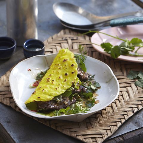 Kokos-Crêpes mit Kräutersalat und Rindfleischstreifen