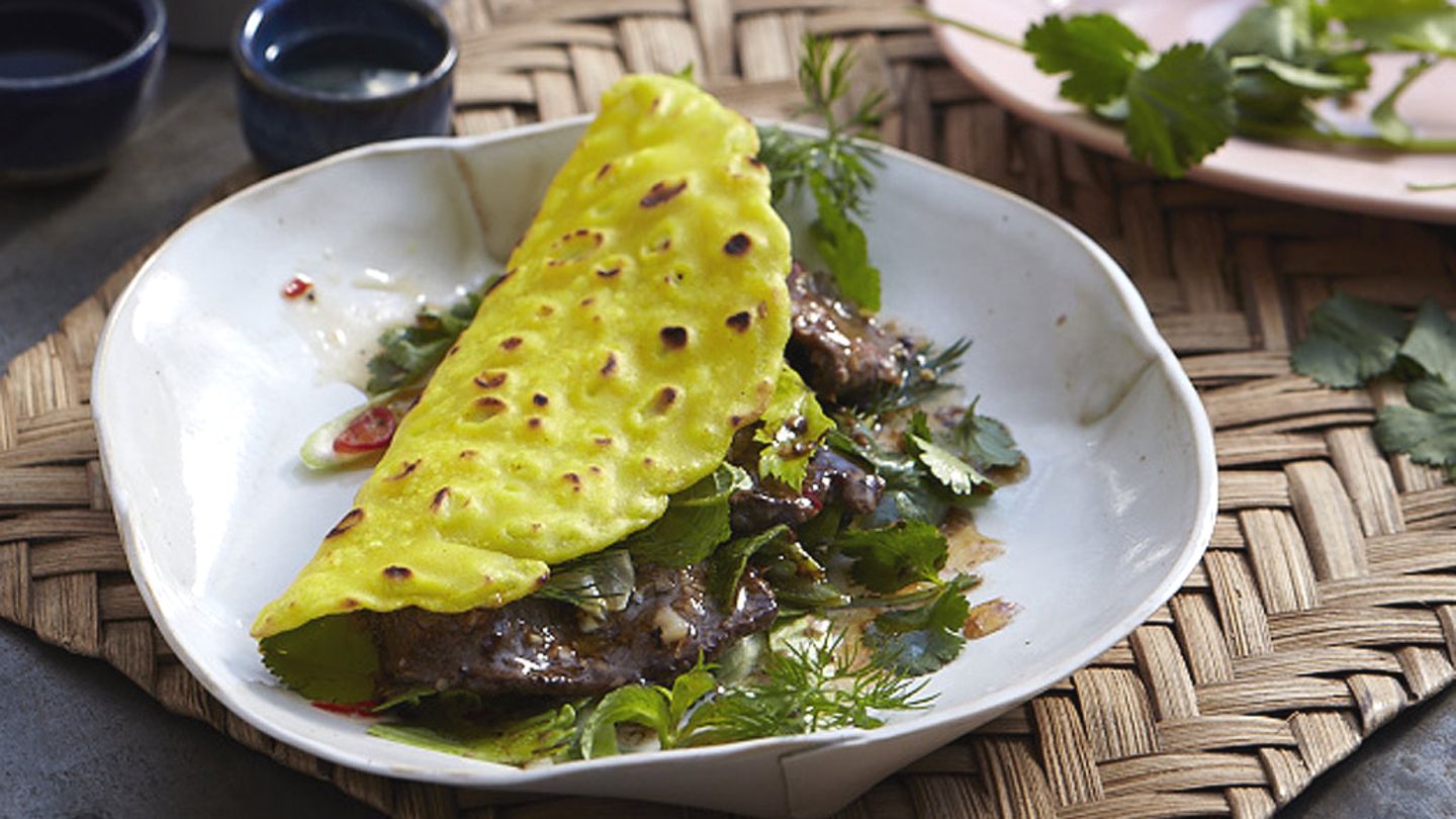 Kokos-Crêpes mit Kräutersalat und Rindfleischstreifen Rezept