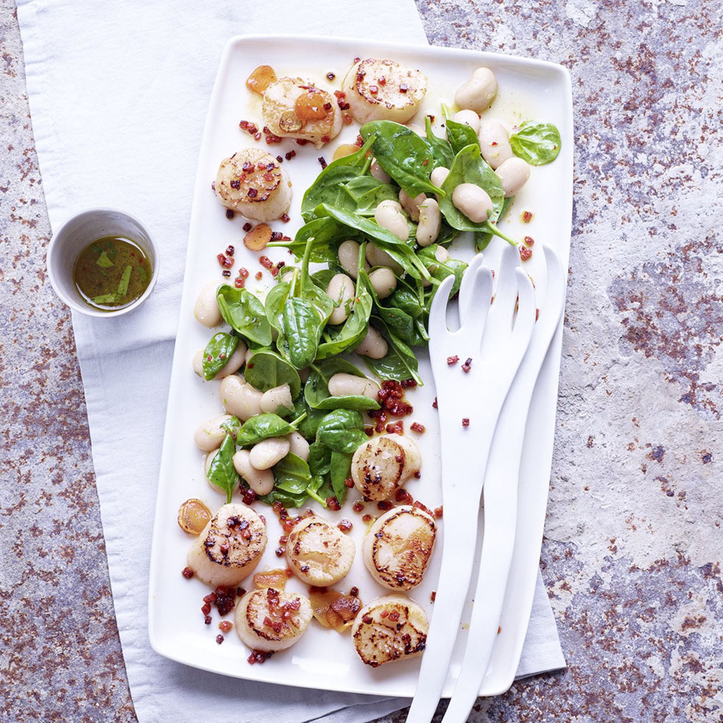 Bohnen-Spinat-Salat mit Jakobsmuscheln