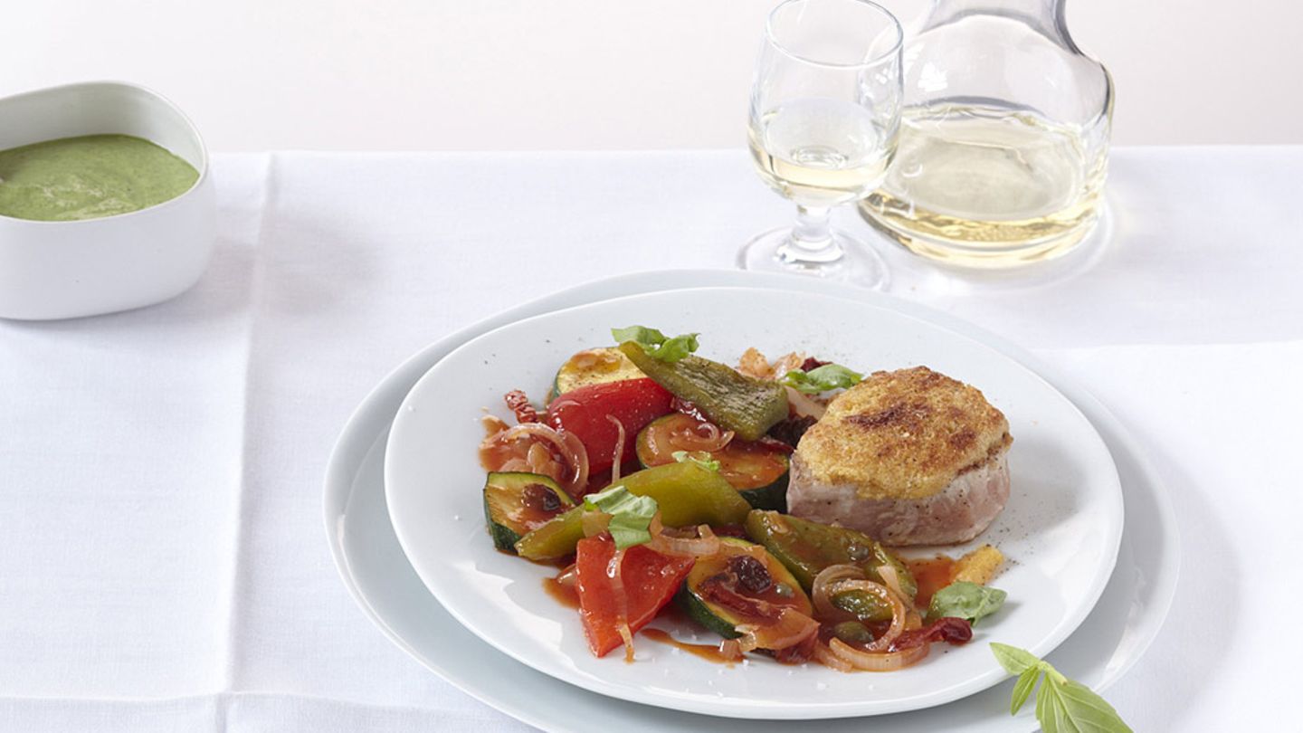 Überbackene Schweinemedaillons auf Gemüse Rezept - [ESSEN UND TRINKEN]