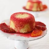 Getränkte Küchlein mit Orangensalat