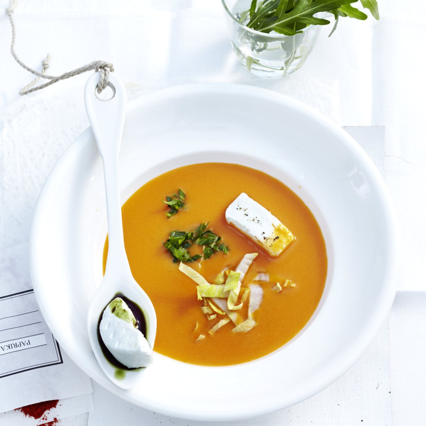Paprikasuppe mit Kürbiskernöl-Würze