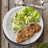 Panierte Rindersteaks mit Frühlingssalat