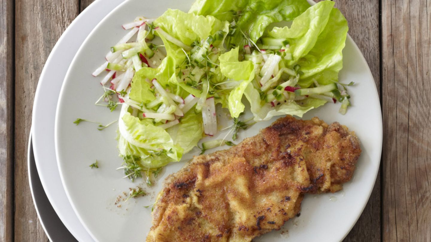 Panierte Rindersteaks mit Frühlingssalat Rezept
