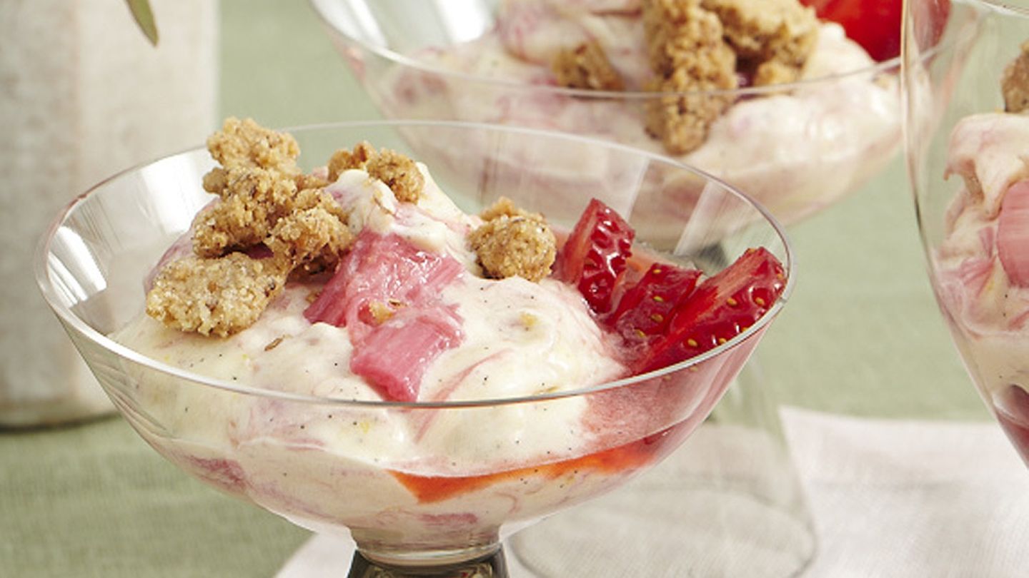 Rhabarberschaum mit Nuss-Crumble Rezept