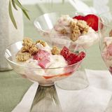 Rhabarberschaum mit Nuss-Crumble in einem Glas