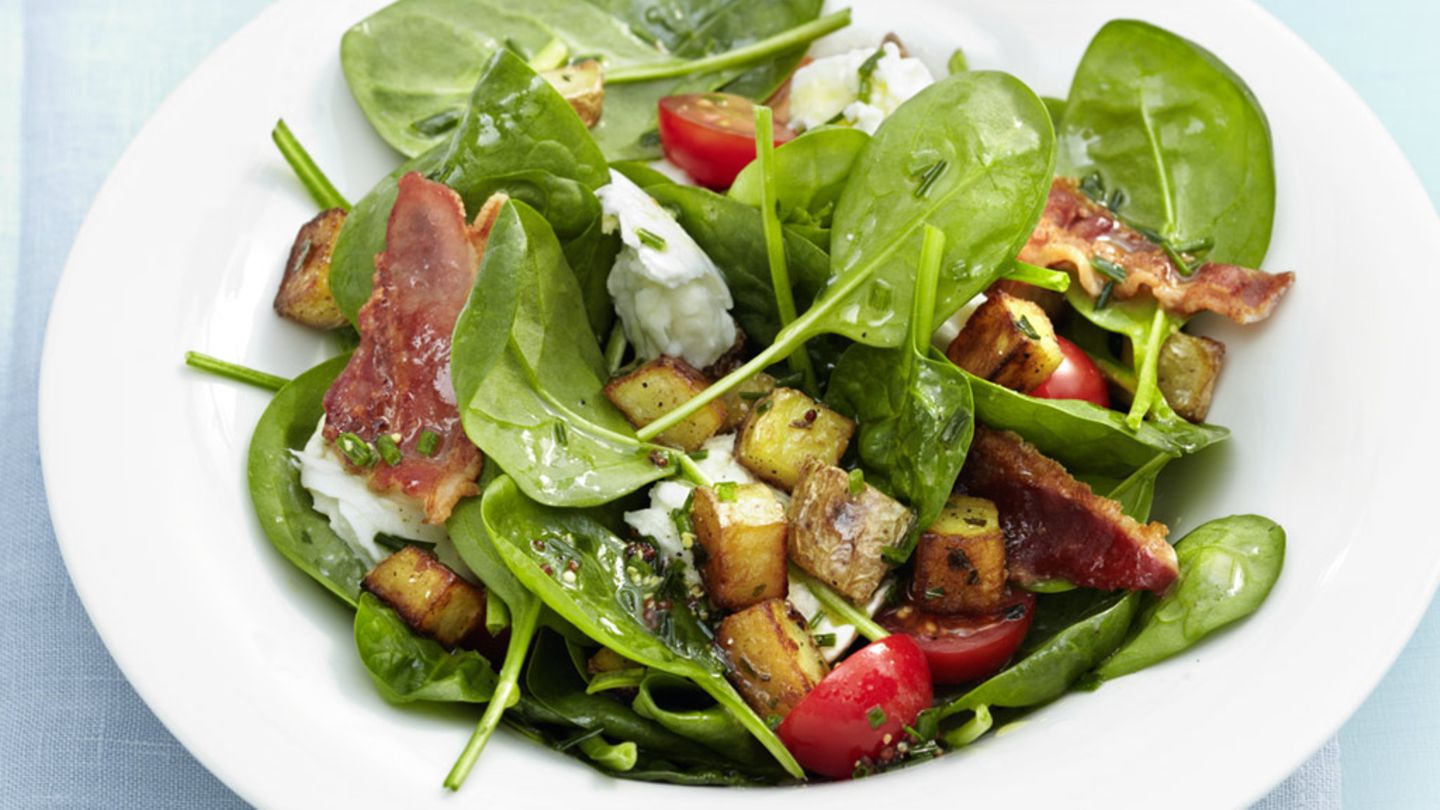 Spinatsalat Mit Kartoffel Croutons Rezept Essen Und Trinken