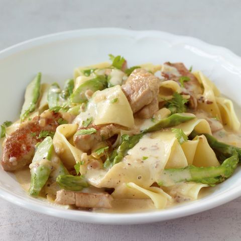 Schweinefilet mit Nudeln und Spargel