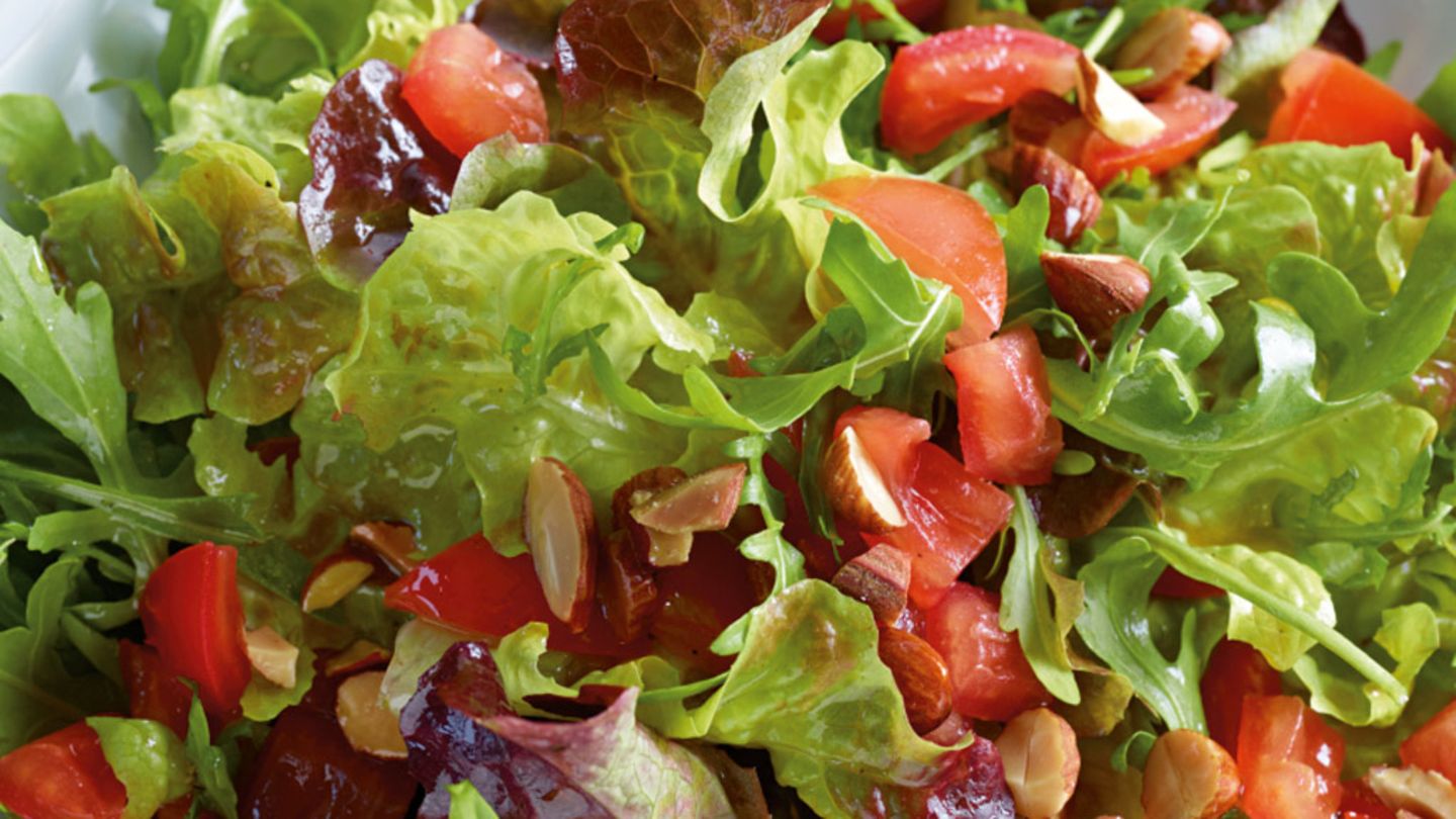 Gruner Salat Mit Tomaten Vinaigrette Rezept Essen Und Trinken