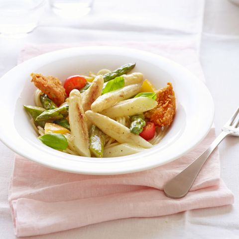 Gebratener Spargel mit Spaghetti und Hähnchenbrust