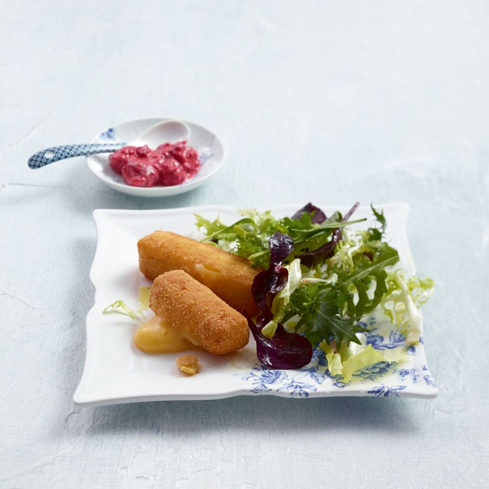 Salat mit Himbeer-Senf und Gouda-Sticks