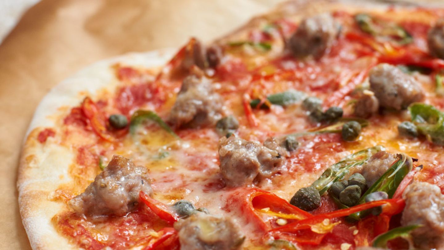 Pizza mit Salsiccia Rezept - [ESSEN UND TRINKEN]