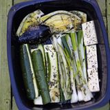 Gemüse und Grillkäse in Kräutermarinade