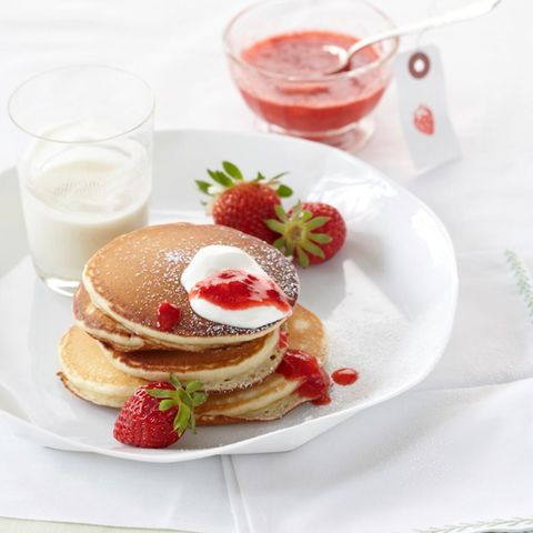 Sauerrahm-Pfannkuchen mit Erdbeeren