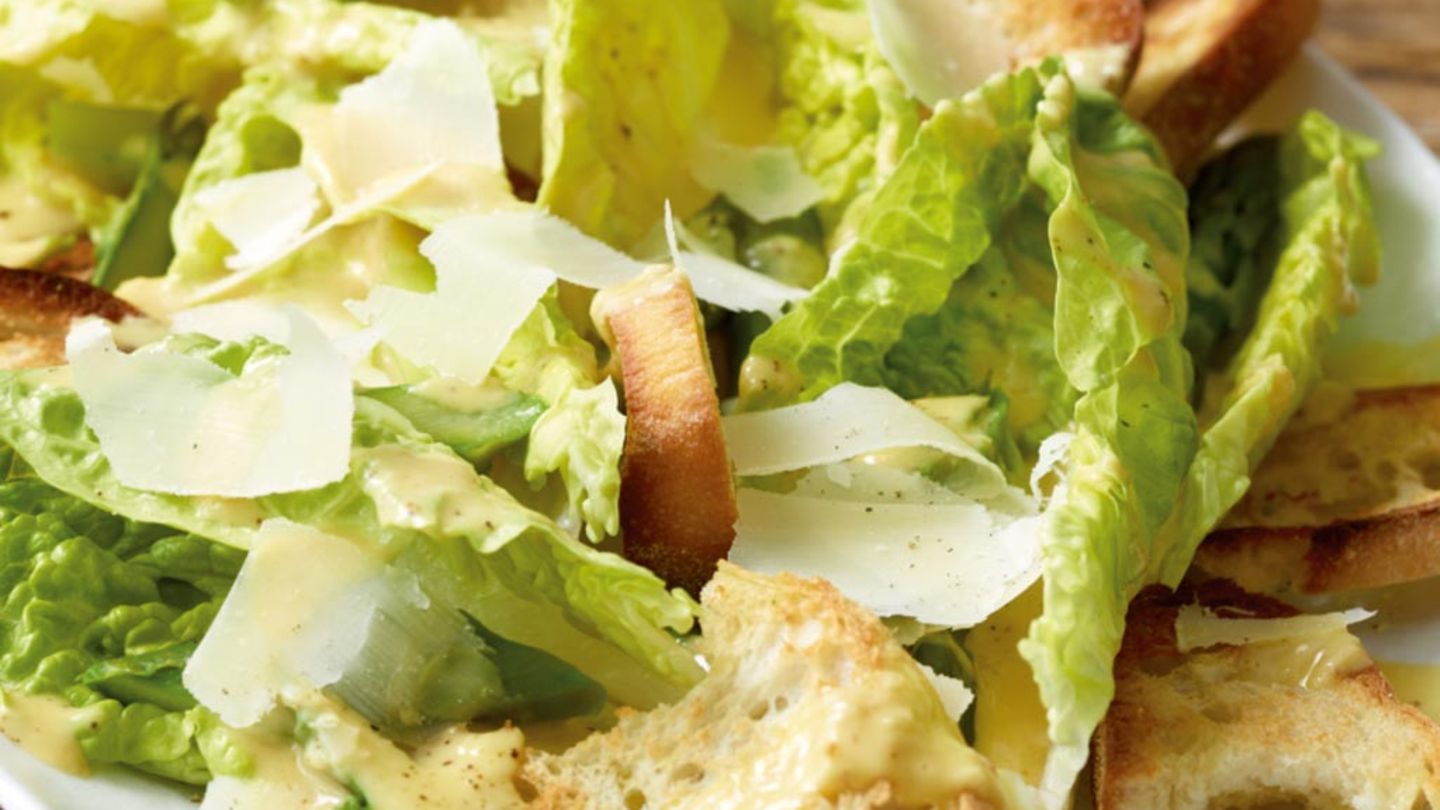 Caesarsalat mit Spargel Rezept - [ESSEN UND TRINKEN]