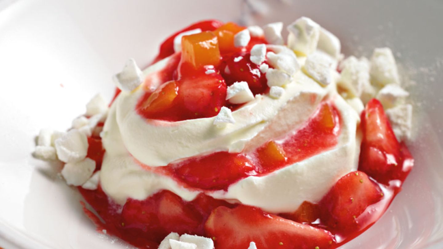 Erdbeer-Pfirsich-Kompott mit Joghurtsahne Rezept - [ESSEN UND TRINKEN]