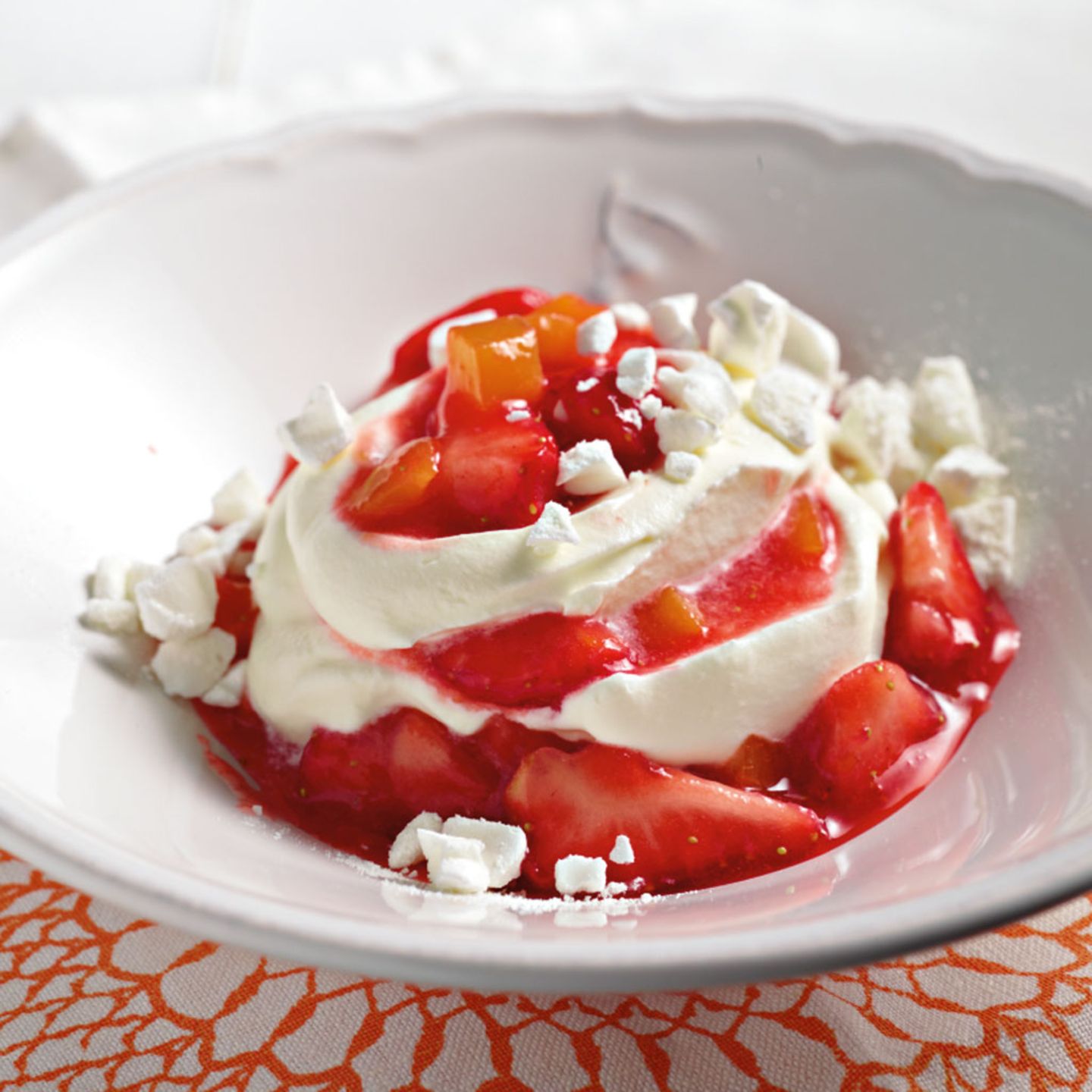 Erdbeer-Pfirsich-Kompott mit Joghurtsahne