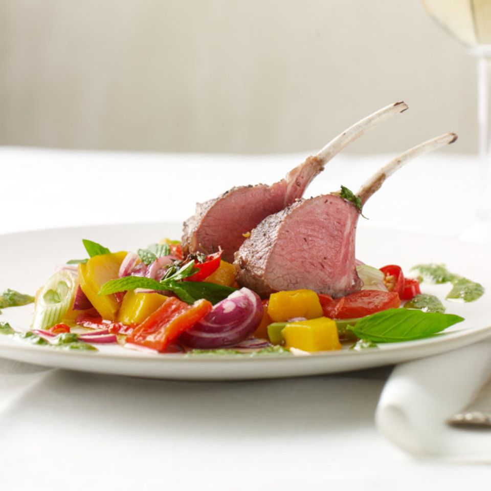 Lammkaree mit Mango-Salat und Minz-Pesto