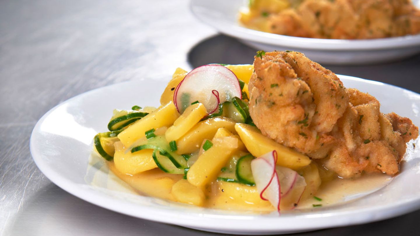 Gurken-Kartoffel-Salat mit Kräuterschnitzel Rezept