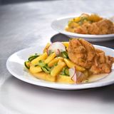 Gurken-Kartoffel-Salat mit Kräuterschnitzel