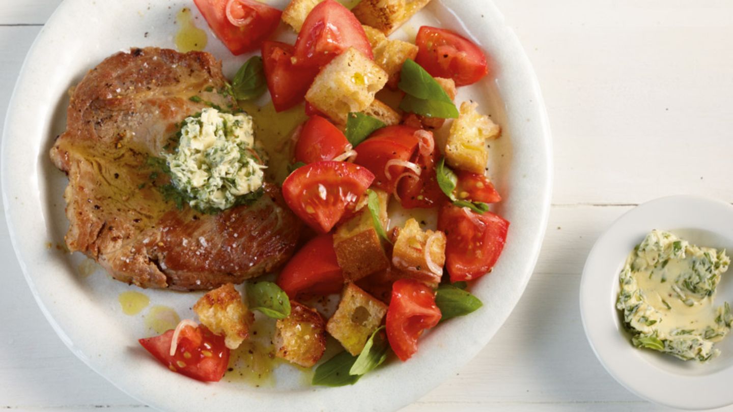 Schweinenacken mit Tomaten-Brot-Salat Rezept