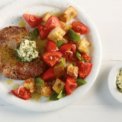 Schweinenacken mit Tomaten-Brot-Salat