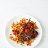 Tomaten-Couscous mit Steak