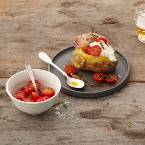 Hüttenkäse-Dip mit Kirschtomaten und Pancetta
