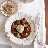 Rehragout mit Rahmpfifferlingen und Semmelknödeln