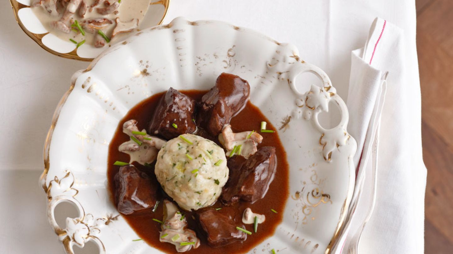 Rehragout mit Rahmpfifferlingen und Semmelknödeln Rezept